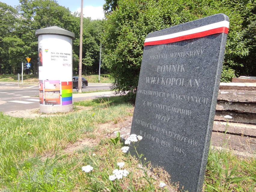 Obecnie przy zbiegu ulic Towarowej i Powstańców...