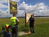 Czarny Punkt w Kępeczkach nad Wisłą w powiecie kozienickim został odnowiony. Tablicę odnowili policjanci i pracownicy KGK