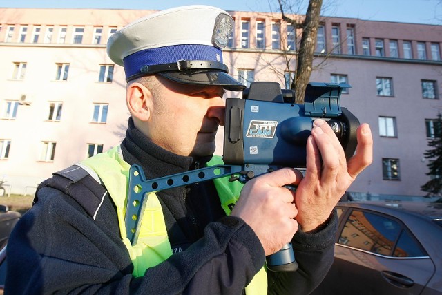 Zdarzyło Ci się przekroczyć dozwoloną prędkość? Nie wiesz co za to grozi? Sprawdź, jakie kary obejmują kierowców za zbyt szybką jazdę!Czytaj więcej na kolejnych slajdach --->Piraci drogowi w regionie. Niemal doprowadzili do tragedii!  [wideo - program Stop Agresji Drogowej 4]