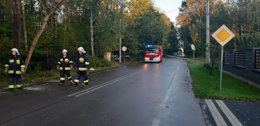 Wypadek w Dzbeninie. 4.10.2020. Pijana kobieta wjechała w powalone wskutek nawałnicy drzewo. Zdjęcia