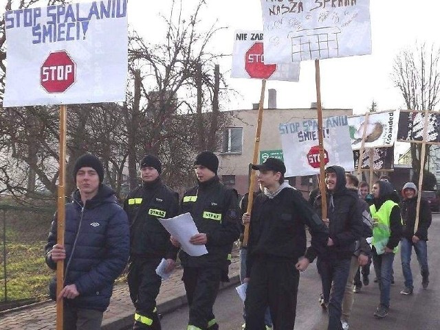 Młodzi ekolodzy skalbmierskiego "mechanika" wyruszyli na akcję sprzed budynku szkoły.