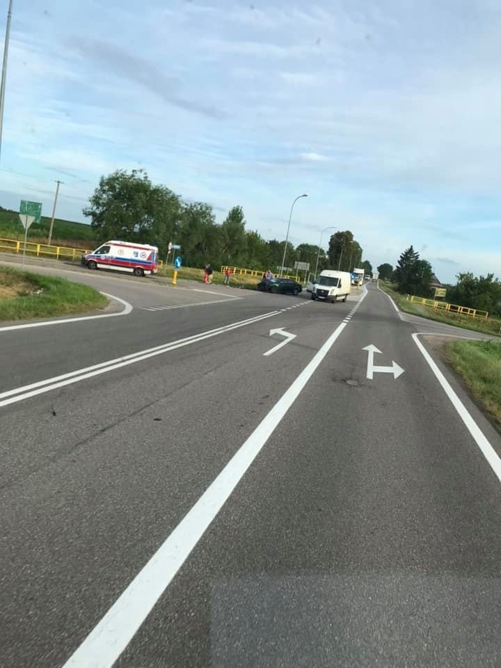 Zawady. Wypadek na drodze DK64 Jeżewo Stare - Łomża. Dwie osoby poszkodowane(zdjęcia)