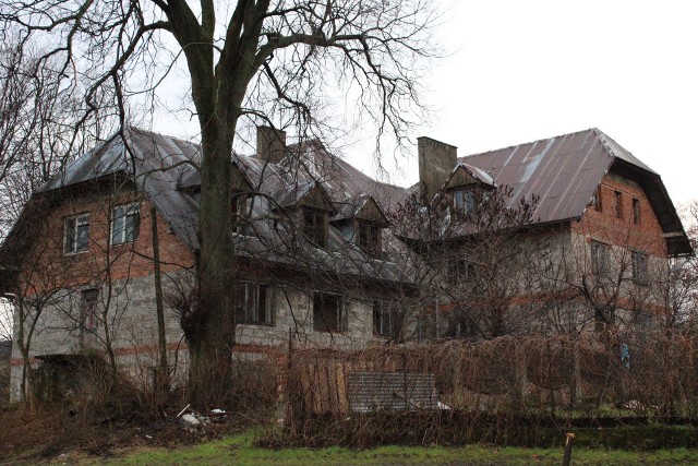 Budynek nazywany potocznie "Wolica" stoi w Raciechowicach i jest własnością gminy. To jego gmina chciałaby zaadaptować na tanie mieszkania