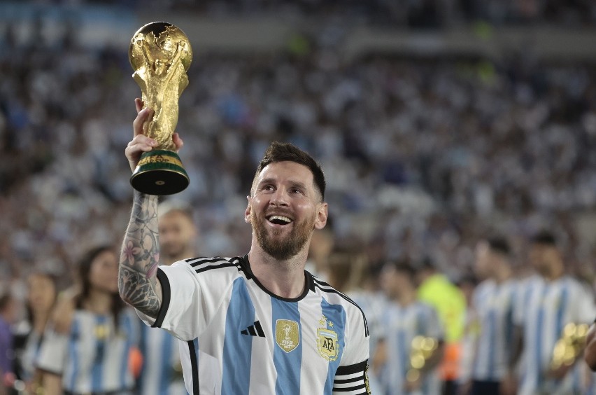 Lionel Messi z repliką Pucharu Świata jeszcze raz świętuje...