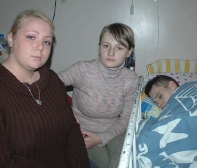 - Grzesiek zaczął już sam jeść i na pewno wróci do zdrowia - wierzą jego dziewczyna Natalia Czapla (z lewej) i siostra Agata Barłóg