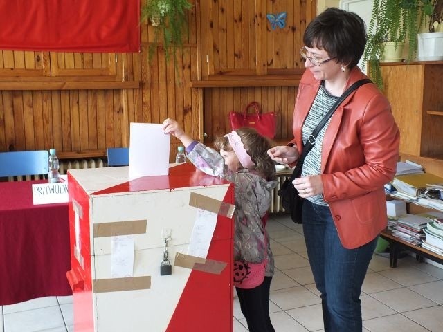 Pani Renata Bogacz zawsze bierze udział w wyborach. W niedzielę w głosowaniu pomagała jej córka Madzia.