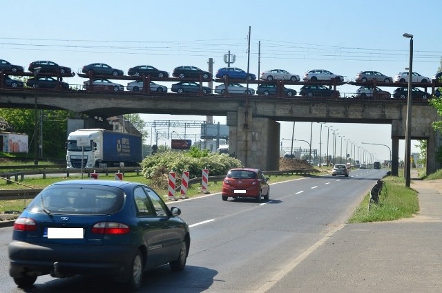 Ulica Warszawska znajduje się w ciągu drogi krajowej nr 92. W ciągu doby przejeżdża nią 80 tys. pojazdów