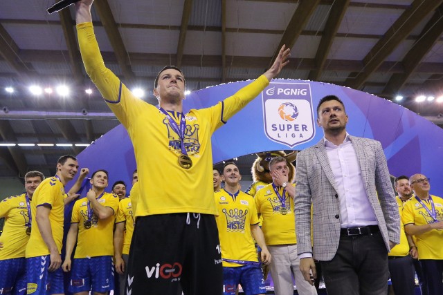 Piłkarze ręczni PGE VIVE Kielce pokonali w sobotę Orlen Wisłę Płock 32:25 i zdobyli 16. w historii klubu mistrzostwo Polski. Zobacz, jak oceniliśmy kieleckich zawodników za ten mecz. Oceny wraz z krótkimi uzasadnieniami na kolejnych zdjęciach.