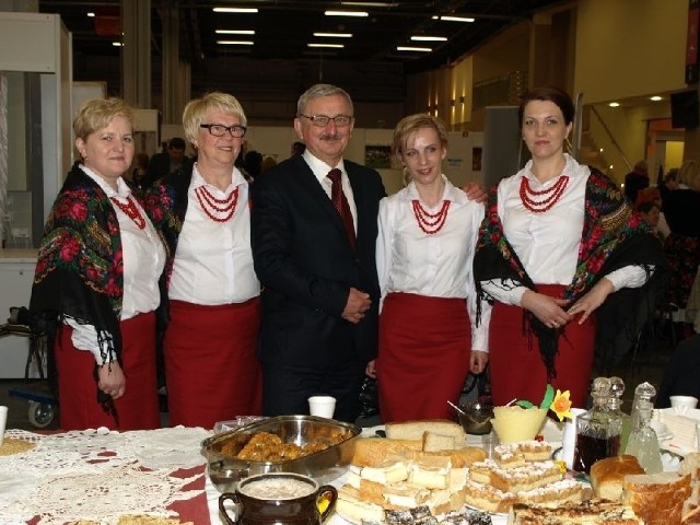 Starosta Kielecki, Zdzisław Wrzałka odwiedził stoisko z Górna i nie omieszkał się poczęstować aromatycznym, tradycyjnym świętokrzyski żur z jajkiem, które przygotowały panie z Koła z Leszczyn.