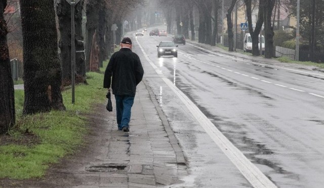 Mieszkańcy chcą, aby droga była poszerzona tylko w rejonie lewoskrętów, proponują chodniki i ścieżkę rowerową po obu stronach trasy, a także obniżenie jezdni na wybranych odcinkach.