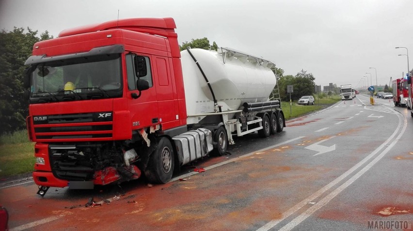 W wyniku zderzenia auto osobowe przejechało przez chodnik i...