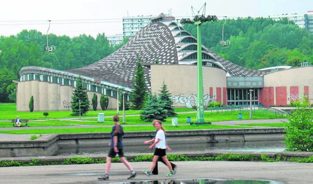 To już archiwalne zdjęcie, z 2003 roku. Tej kolejki Elki już nie ma, jest nowa. Kapelusz też zniknie?