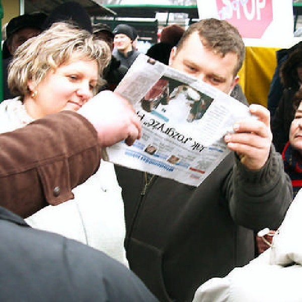 Kupcy podczas protestu czytali tekst „Pomorskiej” o ich poprzedniej akcji
