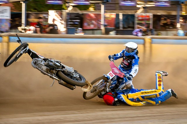 Maksym Drabik najlepszy w pierwszym turnieju Indywidualnych Mistrzostwo Świata juniorów. Na podium stanął także Bartosz Smektała.IMŚ juniorów Daugavpils - wyniki1. Maksym Drabik (Polska) - 20 (3,3,2,3,3,3,3)2. Robert Lambert (Wielka Brytania) - 17 (3,3,3,1,3,2,2)3. Bartosz Smektała (Polska) - 17 (3,2,3,2,3,3,1)4. Oleg Michaiłow (Łotwa) - 12 (2,2,3,2,1,2,0)5. Dominik Kubera (Polska) - 12 (3,3,2,1,2,1)6. Frederik Jakobsen (Dania) - 11 (2,2,3,3,t,1)7. Daniel Kaczmarek (Polska) - 8 (1,3,1,2,1,0)8. Patrick Hansen (Dania) - 7 (1,2,1,3,w,d)9. Andreas Lyager (Dania) - 7 (2,1,2,0,2)10. Daniel Bewley (Wielka Brytania) - 7 (1,1,2,2,1)11. Joel Kling (Szwecja) - 6 (2,1,0,3,0)12. Artiom Trofimow (Łotwa) - 5 (0,2,3)13. Filip Hjelmland (Szwecja) - 4 (0,1,w,1,2)14. Nick Skorja (Słowenia) - 3 (0,u,1,1,1)15. Robert Chmiel (Polska) - 1 (1,0,w,0,0)16. Filip Hajek (Czechy) - 1 (0,0,1,-,-)17. Davis Kurmis (Łotwa) - 0 (0,0,0,-,-)18. Ernest Matjuszonoks (Łotwa) - 0 (0,0)