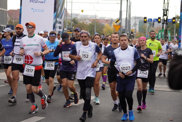 Pierwsi zawodnicy przekroczyli już 20 kilometr trasy maratonu.