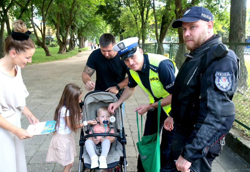 Stałym elementem działań pn. „Bezpieczna droga do szkoły” są...