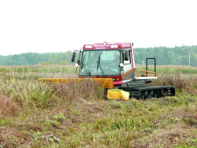 koszą łąki w Narwiańskim Parku Narodowym