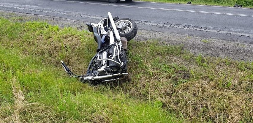 Groźny wypadek na krajówce. Po zderzeniu z samochodem od motocykla odpadło koło