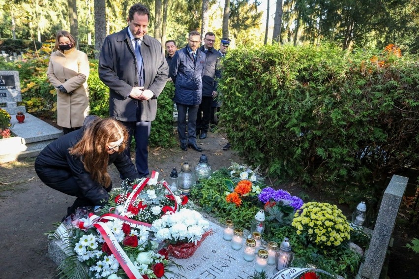 Uczcili pamięć zmarłych działaczy Związku Polaków w...