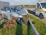 Wypadek na węźle Kąty Wrocławskie autostrady A4. Auto uderzyło w latarnię (ZDJĘCIA)