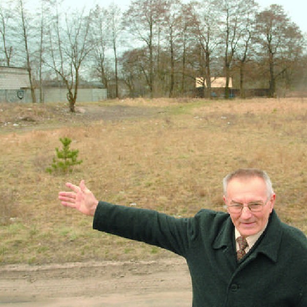 Roman Gruszczyński, przewodniczący Rady Osiedla Glinki, pokazuje miejsce, w którym miałby powstać park