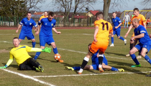 Piłkarze Piasta Stopnica (w pomarańczowych strojach) na inaugurację rundy wiosennej w "okręgówce" pokonali w niedzielę Stal Kunów 2:0.