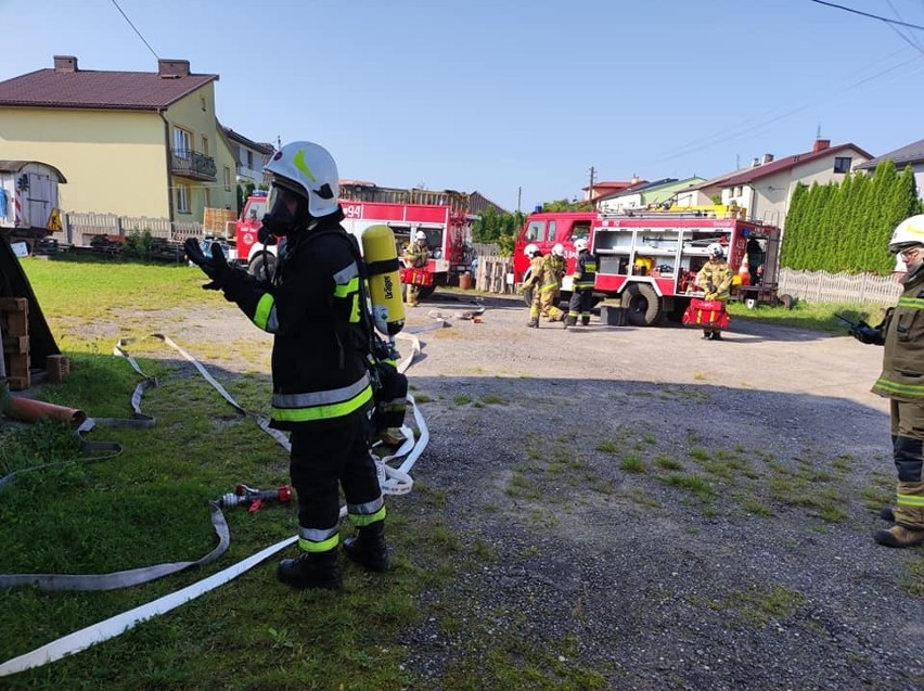 Strażacy ćwiczyli w Stąporkowie. Z pomocą przyszedł mieszkaniec, który udostępnił im... własny dom [ZDJĘCIA]