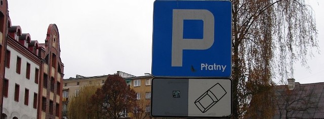 Radni chcieliby, żeby podczas sesji czekały na nich wyznaczone miejsca parkingowe.