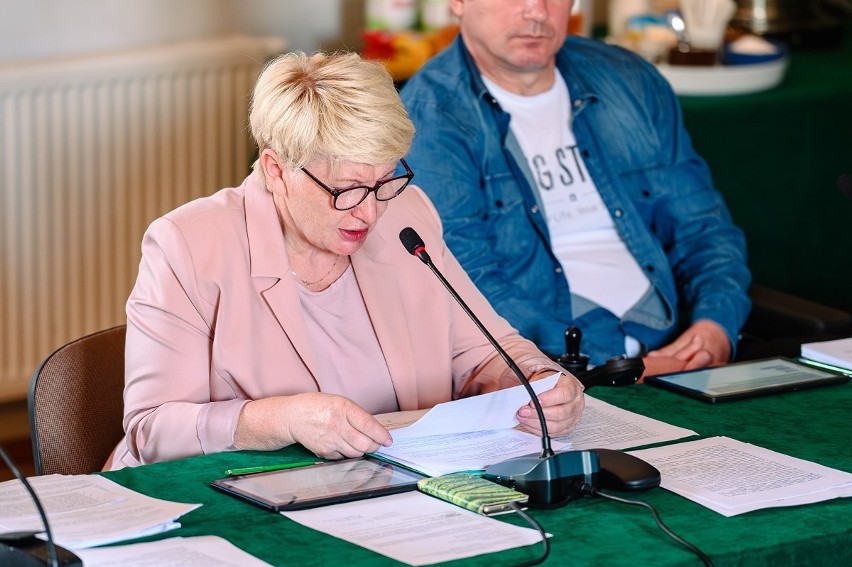 Marek Goździewski burmistrz Klimontowa z wotum zaufania i absolutorium za 2022 rok. Zobacz transmisję z sesji. 