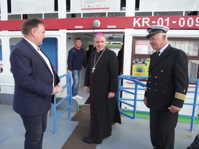 Organizatorem wiślanej majówki był biskup sandomierski Krzysztof Nitkiewicz. Po prawej Tadeusz Prokop - kapitan "Syrenki". Po lewej poseł Marek Kwitek.