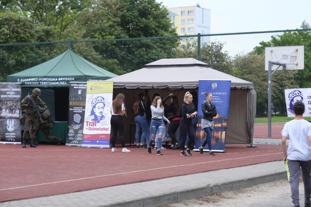 Rany, krew - na szczęście sztuczne. W IX LO w Toruniu trwają ratownicze manewry. Oprócz profesjonalistów od ratowania ludzkiego życia, na Rubinkowie czekają też m.in. stanowiska edukacyjne z zakresu resuscytacji z użyciem defibrylatora AED. Wśród atrakcji - festyn rodzinny. Organizatorami wydarzenia są dyrekcja IX LO, Harcerski Klub Ratowniczy Toruń i OSP Grupa Poszukiwawczo-Ratownicza HKR Toruń.PiS obiecuje: 500 plus na pierwsze dziecko, "13" emerytura dla najstarszych.