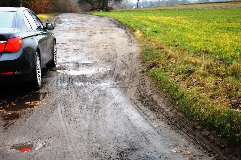 Nie będą brodzić w błocie. Remont dwóch dróg w gminie...