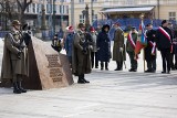 Kraków. 19 rocznica śmierci gen. Ryszarda Kuklińskiego. Na placu Jana Matejki i Jana Nowaka Jeziorańskiego złożono wieńce