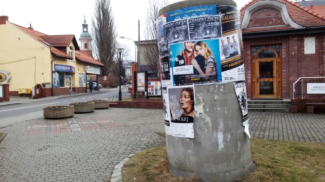 Na ulice Rybnika betonowe słupy. Rybnik wymienia gabloty ogłoszeniowe