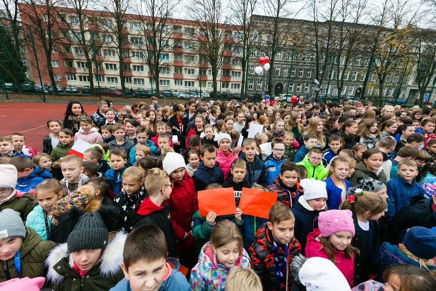 Zachodniopomorskie: Uczniowie i nauczyciele bili "Rekord dla Niepodległej". Był marsz, flaga i wspólne śpiewanie hymnu [WIDEO, ZDJĘCIA]