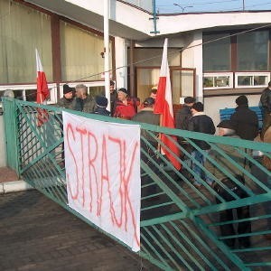 Jeden z niestrajkujących kierowców próbował wyjechać autobusem z bazy, ale zablokowali go protestujący koledzy.Strajkujący pracownicy PKS zamknęli bramę. Aż do zakończenia negocjacji nie wyjechał stąd żaden autobus