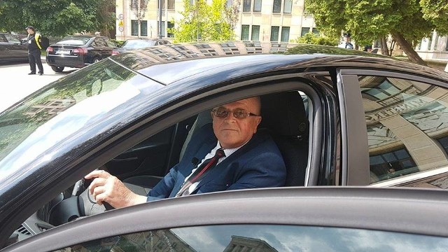 Do nowego samochodu wsiadł pierwszy raz na placu przed Ministerstwem Finansów przy Świętokrzyskiej w stolicy.