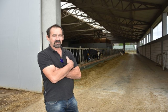 Jacek Kujawa, wspólnie z żoną Marzeną, w Zbrachlinie (pow. aleksandrowski) prowadzą przykładne gospodarstwo specjalizujące się w produkcji mleka. Mają 60 krów mlecznych, roczna produkcja wynosi 620 tys. litrów mleka. Wydajność w ich gospodarstwie ciągle rośnie – w ubiegłym roku było to 10 500 litrów od krowy, w tym roku jest to 11 700 l.