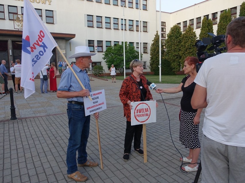 W niedzielę o godz. 20 przed budynkiem koszalińskiego Sądu...