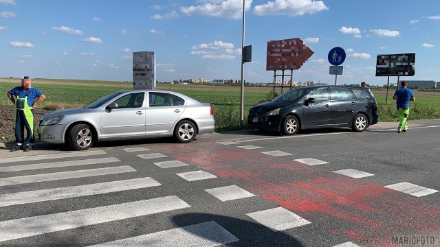 Do zdarzenia doszło w środę około godziny 15.50. Kobieta kierująca mitsubishi nie zachowała bezpiecznego odstępu i wjechała w tył skody. Skoda siłą odrzutu uderzyła w jadącego przed nim opla. Ten z kolei zjechał z drogi i potrącił chłopczyka.Na szczęście w zdarzeniu nikt nie odniósł poważniejszych obrażeń. Sprawczynię ukarano mandatem w wysokości 400 zł.