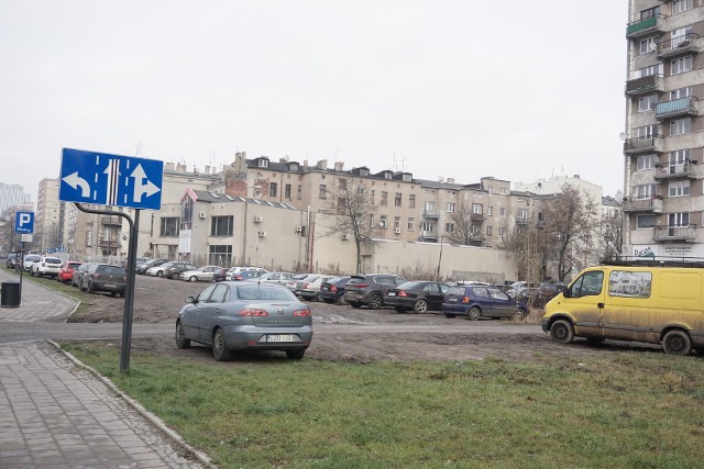 Mieszkańcy bloku przy ul. Piotrkowskiej 235/241 stracili 150 miejsc parkingowych. Chcieli kupić teren od miasta, ale miasto się nie zgodziło. Sprzedało na przetargu za niższą cenę. CZYTAJ DALEJ>>>