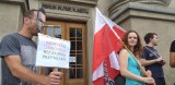 Kraków. Pikieta przeciw dzieleniu na AGH "ludzi na gorszych i lepszych" z racji zaszczepienia