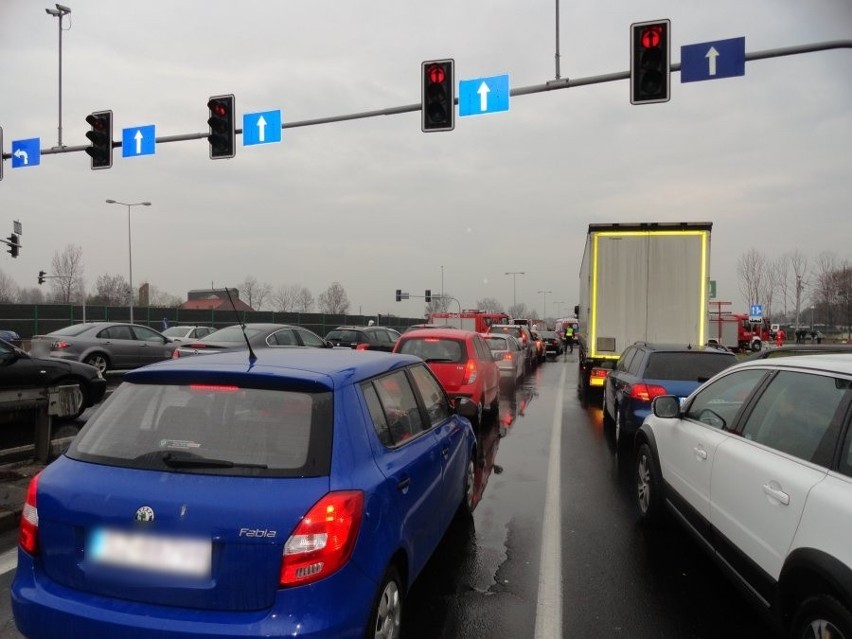 Wypadek busa i samochodu osobowego w Mikołowie