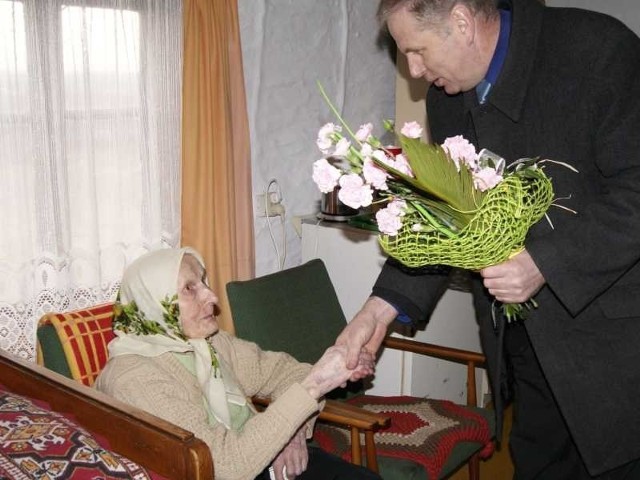 Burmistrz Ulanowa Stanisław Garbacz składa życzenia Karolinie Taper.