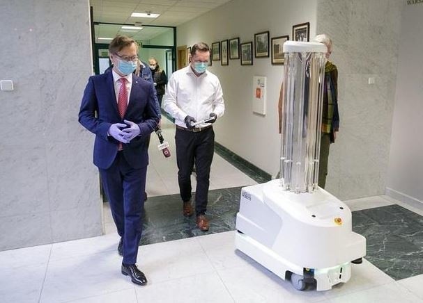 UVD Roboty dezynfekujące trafią do szpitali we Wrocławiu i w...