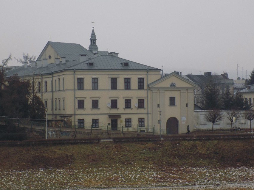 Gmach klasztoru sióstr Benedyktynek. W nich chroniło się...
