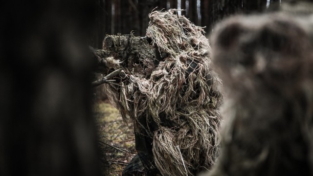 Strzelcy wyborowi z międzyrzeckiej brygady trenowali skryte podejście do celu.