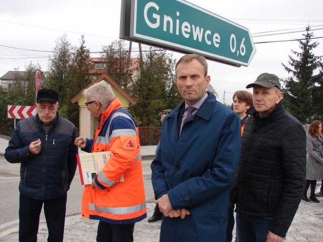 Przy odbiorze technicznym drogi obecny był wójt gminy Piekoszów Zbigniew Piątek (drugi z prawej). Podkreślał, że nowy odcinek był bardzo potrzebny.