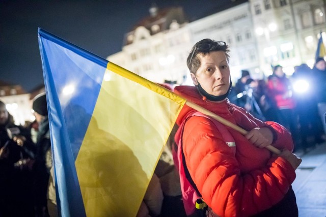 W czwartek na godzinę 19.00 zwołano na Starym Rynku demonstrację solidarnościową z Ukrainą. Na Starym Rynku w Bydgoszczy stawiły się tłumy z flagami i transparentami. Więcej zdjęć ►►►