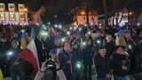 Zielona Góra wspiera Ukrainę! Tłum na wiecu przed filharmonią. Kubicki: "Wojna i agresja mają straszny ciężar. Czym zawinili ci ludzie?"